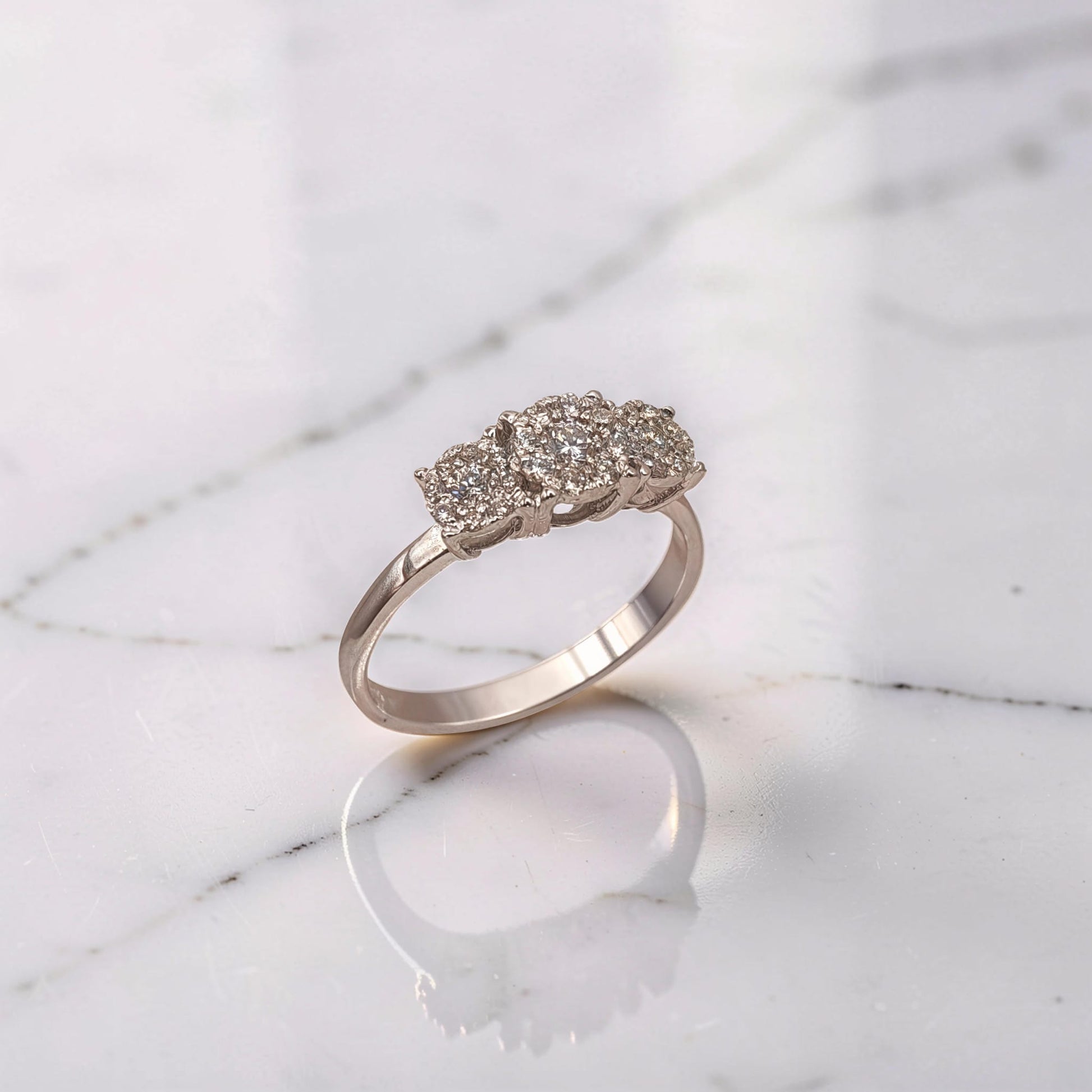 anello trilogy diamanti oro bianco design magic effetto 3 diamanti unici