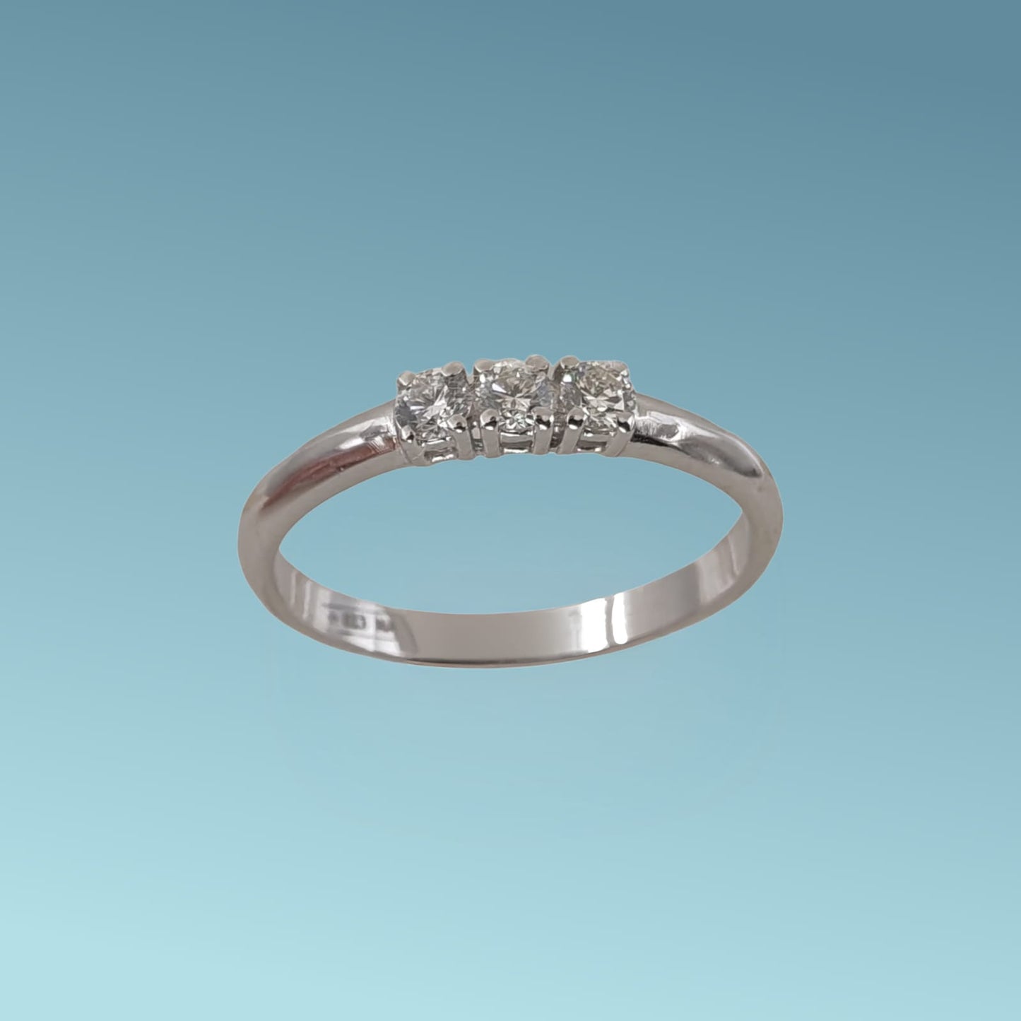 anello trilogy in oro bianco 18kt di meteore gioielli con tre diamanti incassati su castoni che esaltano la luminosità dei diamanti naturali 