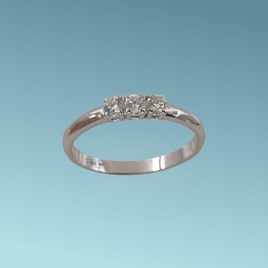 Anello trilogy in oro bianco 18kt di Meteore Gioielli con tre diamanti incassati su castoni che esaltano la luminosità dei diamanti naturali 