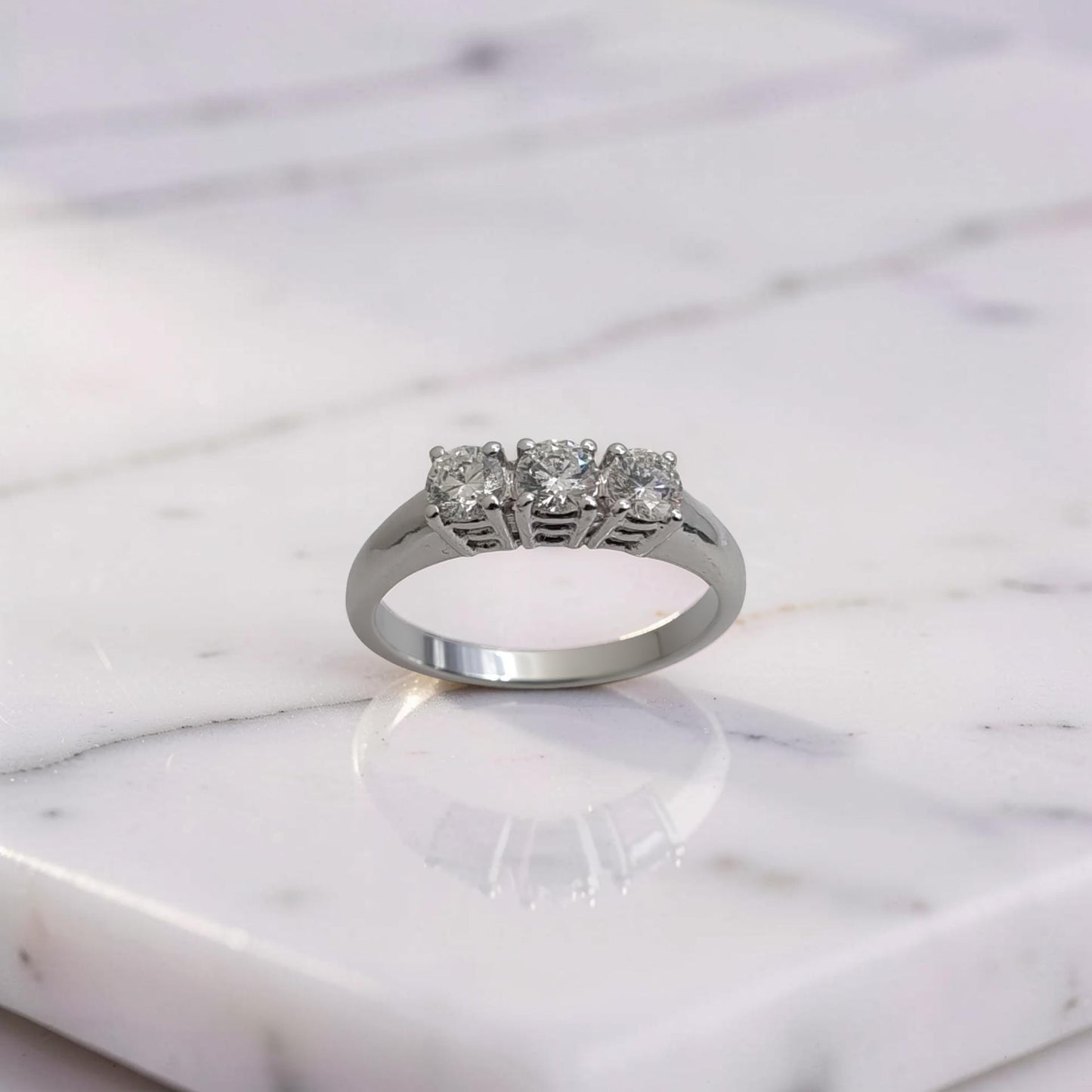 anello trilogy oro bianco 18kt con tre diamanti naturali 0,58 ct colore g purezza vs