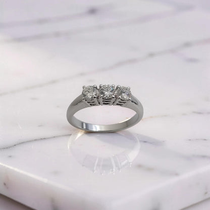 Anello trilogy oro bianco 18kt con tre diamanti naturali 0,58 ct colore G purezza VS