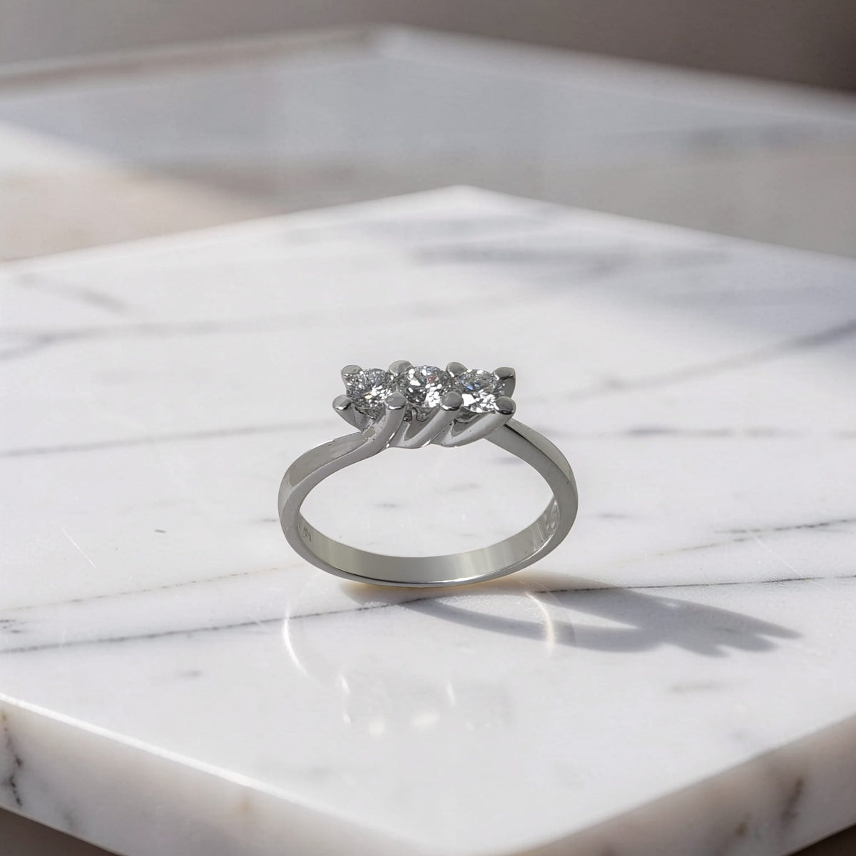 anello trilogy delicato in oro bianco 18kt con tre diamanti 0,38 ct