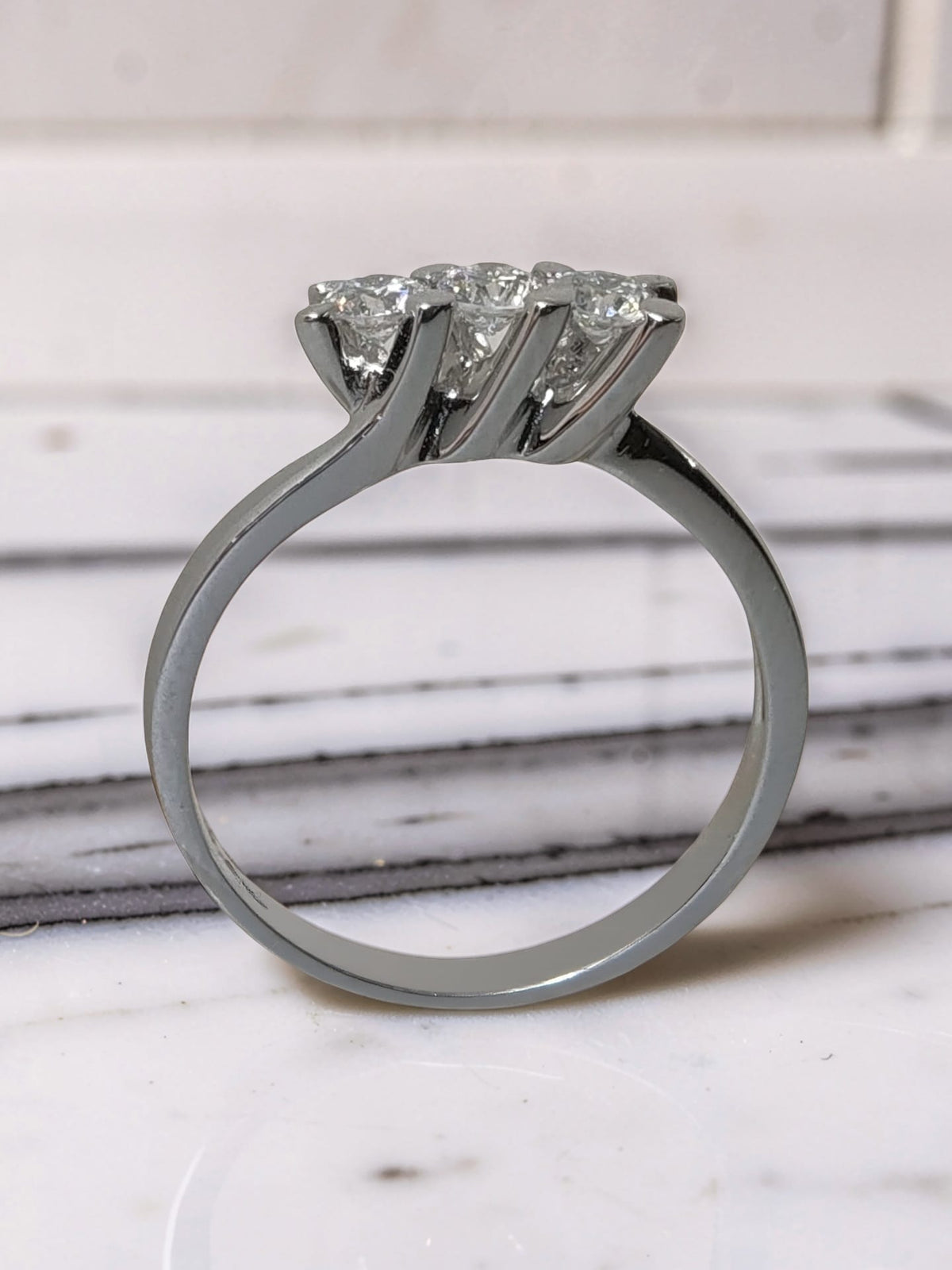 Anello trilogy con diamanti in oro bianco 18kt, vista frontale