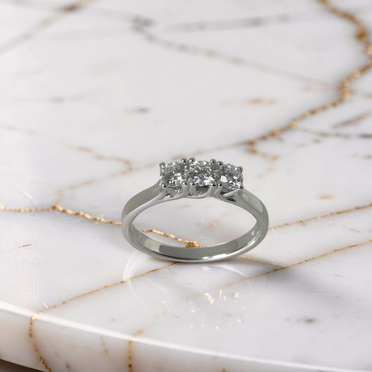 Anello trilogy in oro bianco 18kt con tre diamanti naturali 0,54 ct G VS