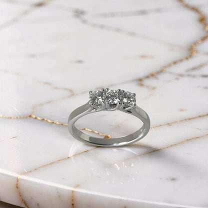 Anello trilogy in oro bianco 18kt con tre diamanti naturali 0,54 ct G VS