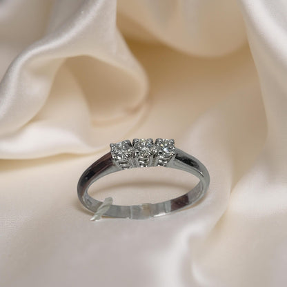 Anello Trilogy in oro bianco 18kt di Meteore Gioielli con Diamanti naturali taglio brillante. Un classico intramontabile.