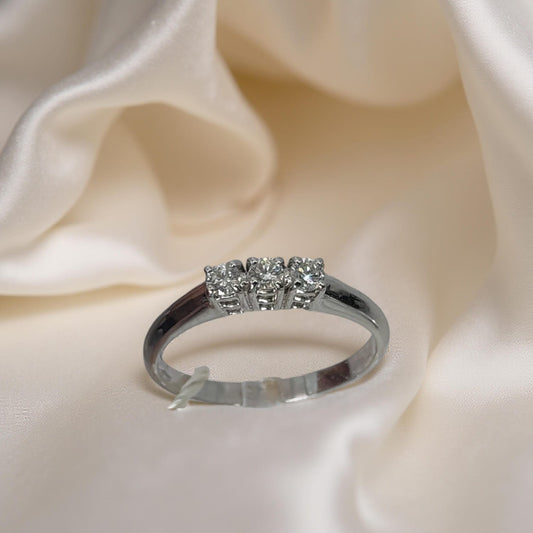 Anello Trilogy in oro bianco 18kt di Meteore Gioielli con Diamanti naturali taglio brillante. Un classico intramontabile.
