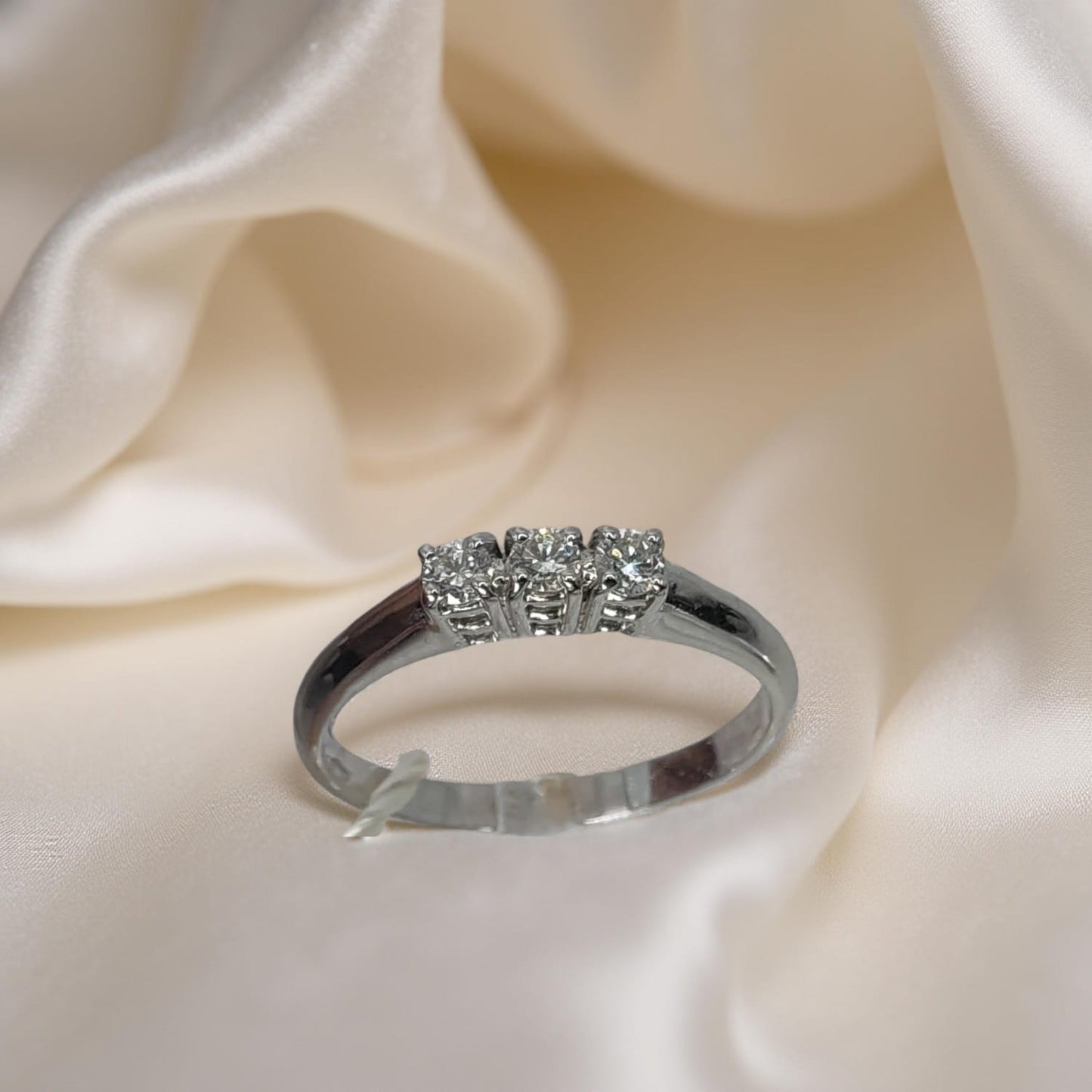 anello trilogy in oro bianco 18kt di meteore gioielli con diamanti naturali taglio brillante. un classico intramontabile.