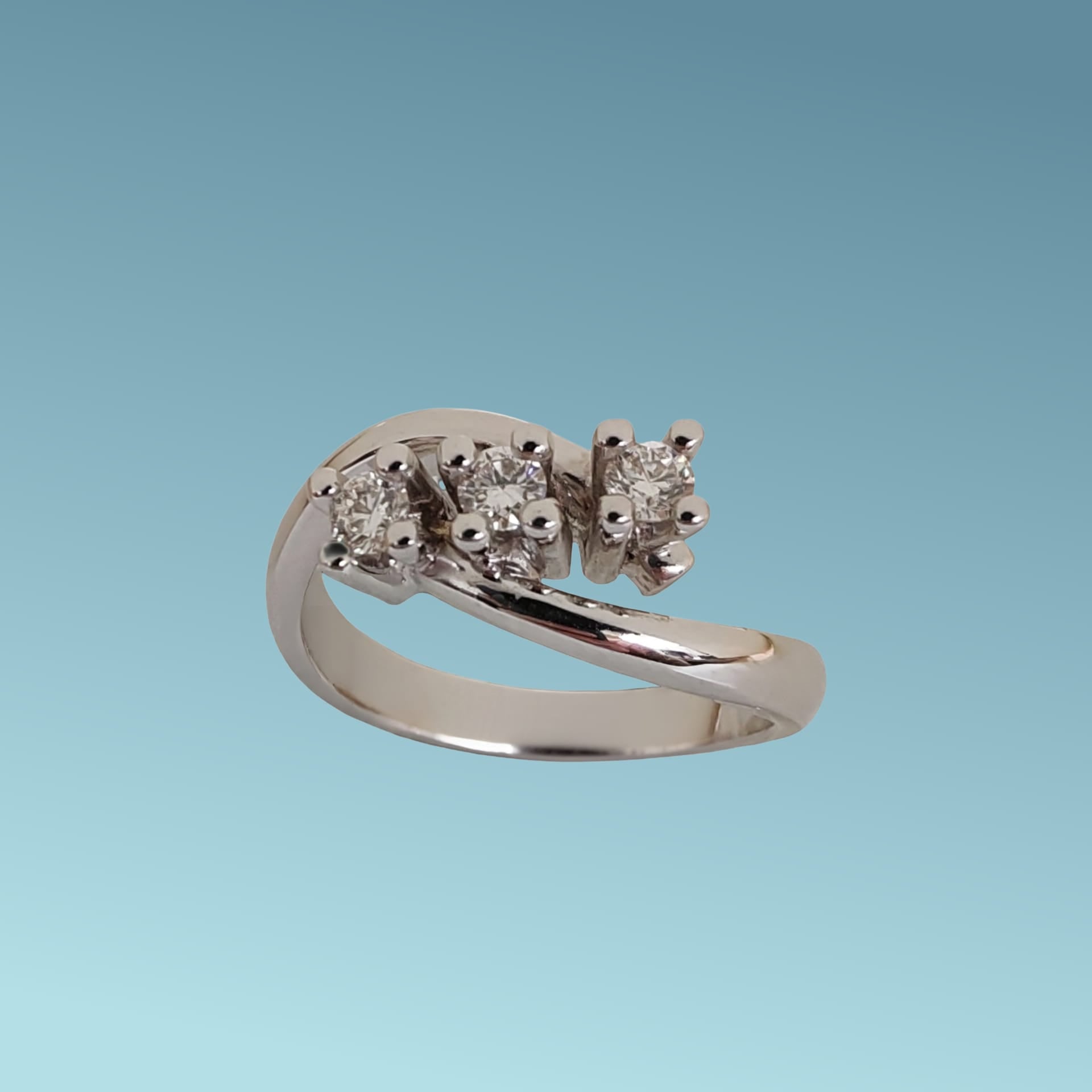 Anello trilogy in oro 18 carati di Mirco Visconti con diamanti per complessivi 0.31 carati, F color Vs.