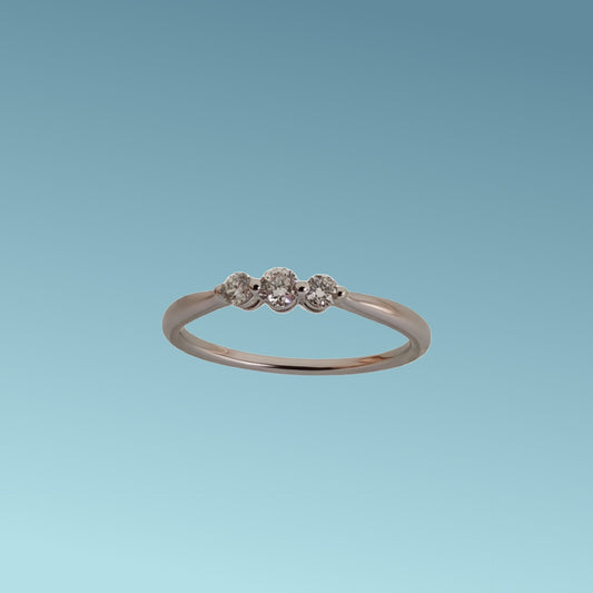 Anello Trilogy in oro bianco 18kt di Meteore Gioielli con Diamanti naturali taglio brillante Diamanti  a giorno con il centrale più grande rispetto agli altri.