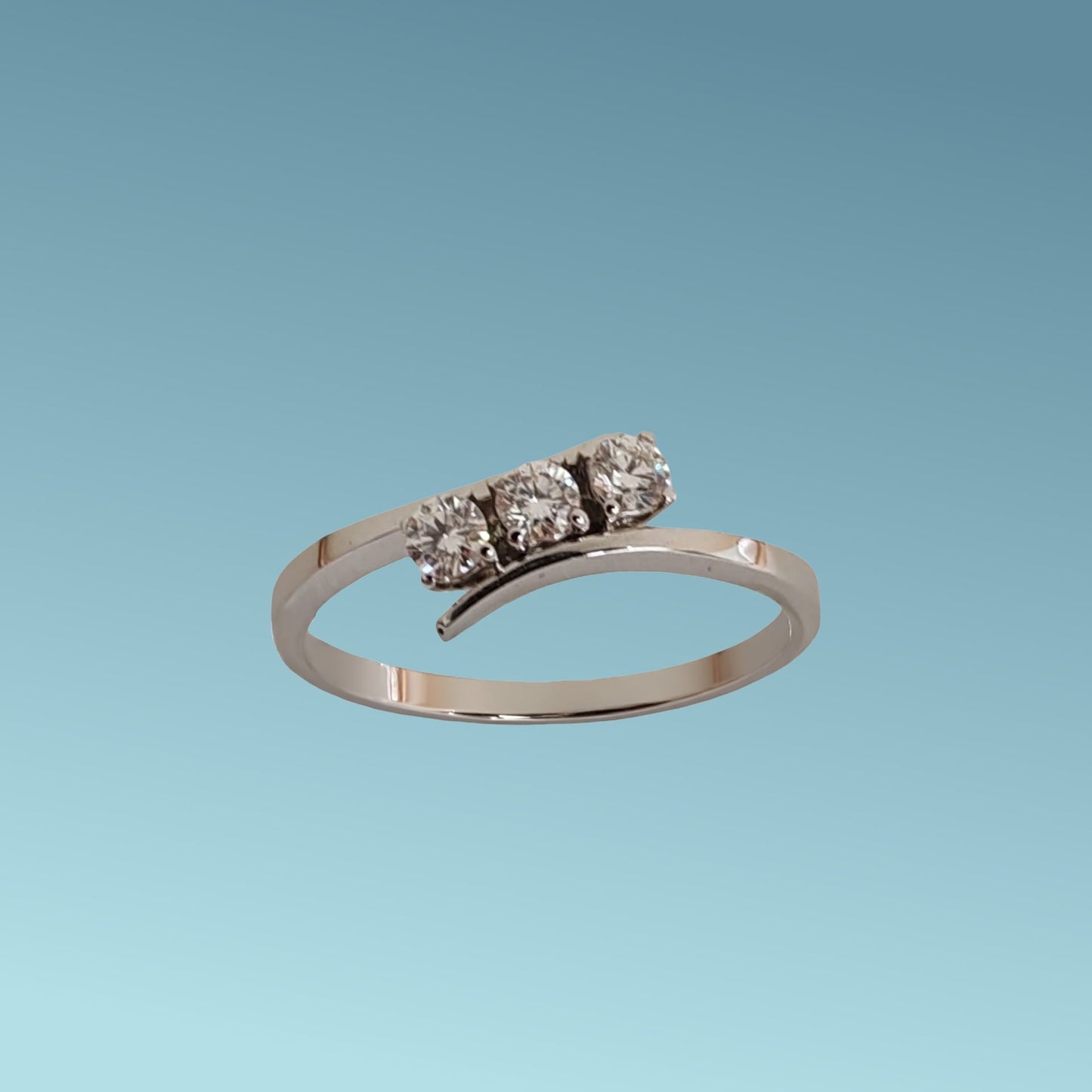 anello trilogy in oro bianco 18kt di meteore gioielli con diamanti naturali taglio brillante. il gambo sfalsato abbraccia 3 bellissimi diamanti per untotale di 0.25 carati