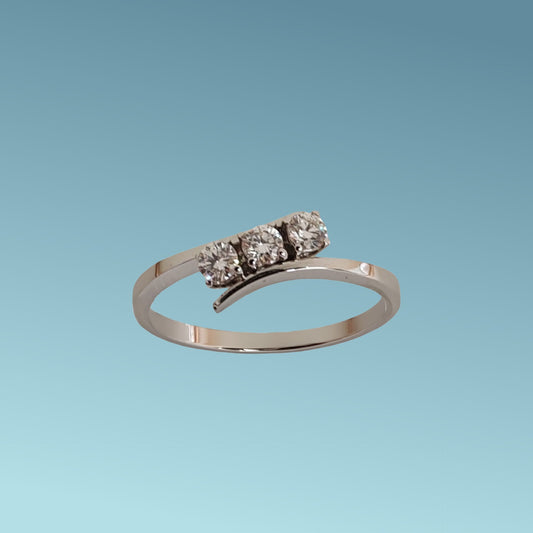 Anello Trilogy in oro bianco 18kt di Meteore Gioielli con Diamanti naturali taglio brillante. Il gambo sfalsato abbraccia 3 bellissimi diamanti per untotale di 0.25 carati