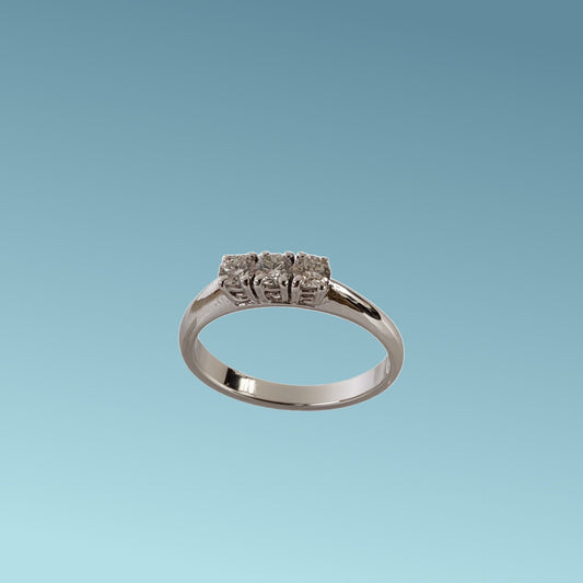 Anello Trilogy in oro bianco 18kt di Meteore Gioielli con Diamanti naturali taglio brillante. Un classico che rappresenta il Passato, il Presente e il Futuro. 