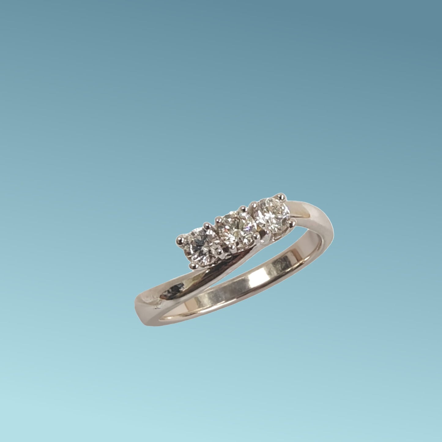 anello trilogy in oro bianco 18kt di mirco visconti con diamanti naturali taglio brillante 0.43 f color vs. il gambo sfalsato abbraccia i castoni  in un design davvero elegante