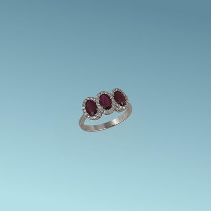 Anello trilogy in oro bianco 18kt di Meteore Gioielli presenta tre incantevoli rubini di taglio ovale per un totale di 1.32 ct contornati da diamanti