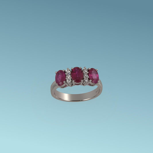 'Anello di Rubini in oro bianco 18kt di Mirco Visconti si distingue per l'alternanza armonica dei tre rubini naturali ovali per un totale di 1.37 carati e i&nbsp;luminosi diamanti naturali taglio brillante di 0.12  ct incassati tra loro