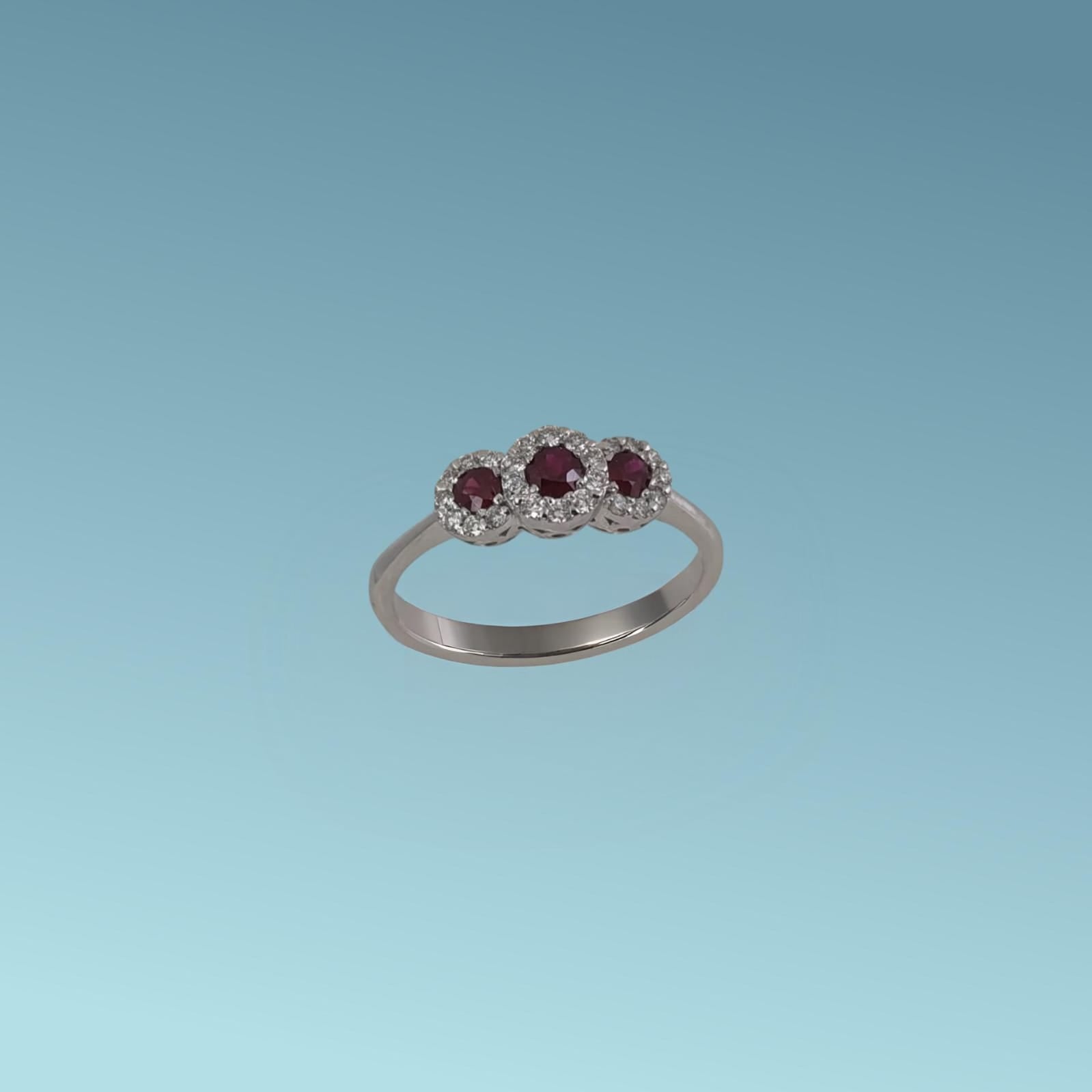 Anello di Rubini di Meteore Gioielli presenta tre rubini naturali taglio brillante di cui il centrale sopraelevato per un totale di 0.24 
