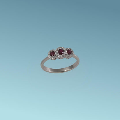 Anello di Rubini di Meteore Gioielli presenta tre rubini naturali taglio brillante di cui il centrale sopraelevato per un totale di 0.24 