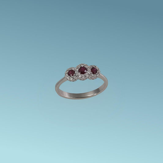 Anello di Rubini di Meteore Gioielli presenta tre rubini naturali taglio brillante di cui il centrale sopraelevato per un totale di 0.24 