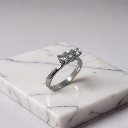 Dettaglio dei tre diamanti di un anello trilogy in oro bianco 18kt da 0,38 ct