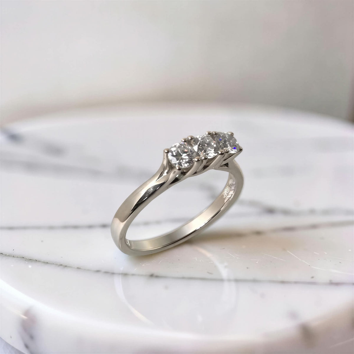 anello trilogy con diamanti in oro bianco 18kt