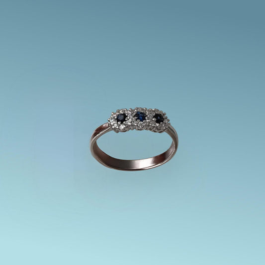 anello trilogy con Zaffiri di Meteore Gioielli presenta tre incantevoli zaffiri per un totale di 0.17 ct, contornati da un pavé luminoso di diamanti 0.20 ct