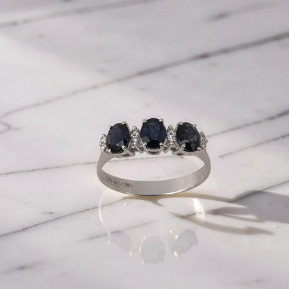 Anello Trilogy in Oro Bianco 18Kt con 3 Zaffiri Blu Naturali 0.93 ct e Diamanti  0.05 ct di Meteore Gioielli