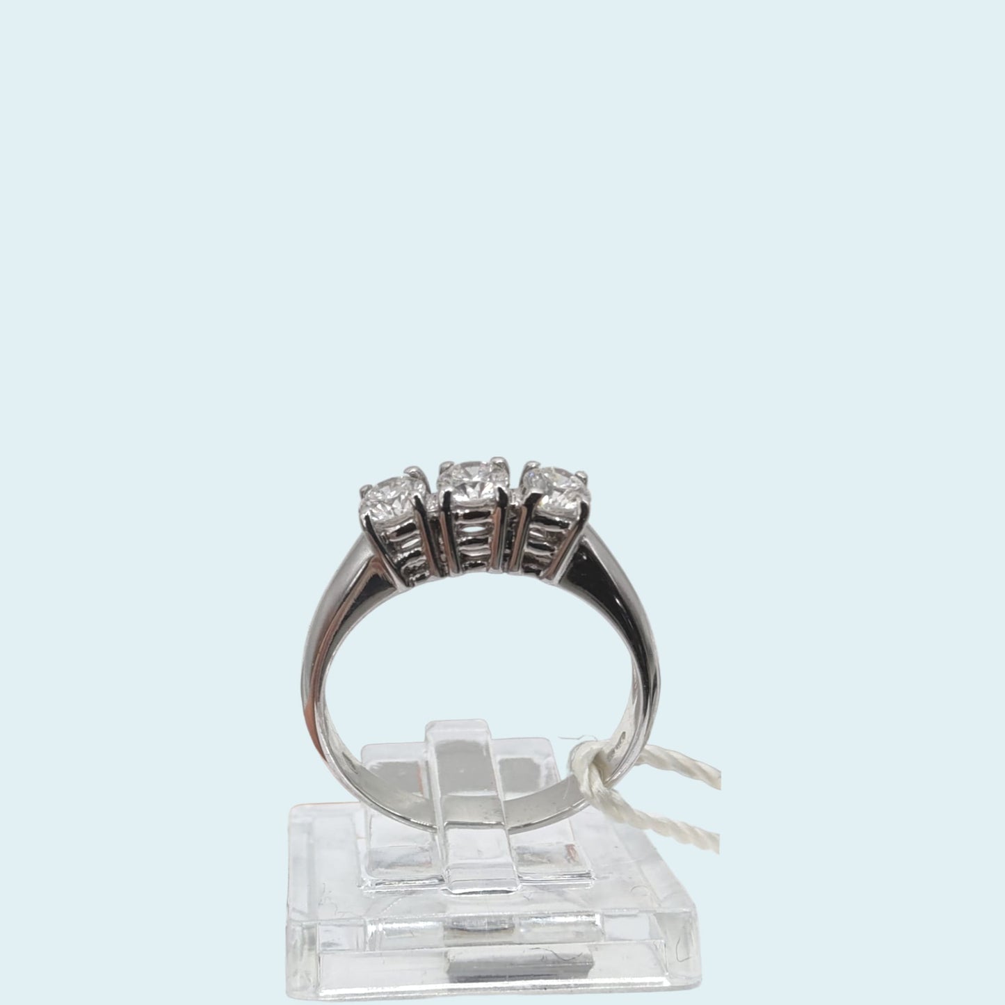 anello trilogy in oro bianco 18kt di meteore gioielli con diamanti naturali taglio brillante. visto frontalmente.