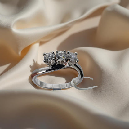 Anello Trilogy in oro bianco 18kt di Mirco Visconti con Diamanti naturali taglio brillante. Il gambo sfalsato abbraccia i castoni che si sviluppano verso l'alto