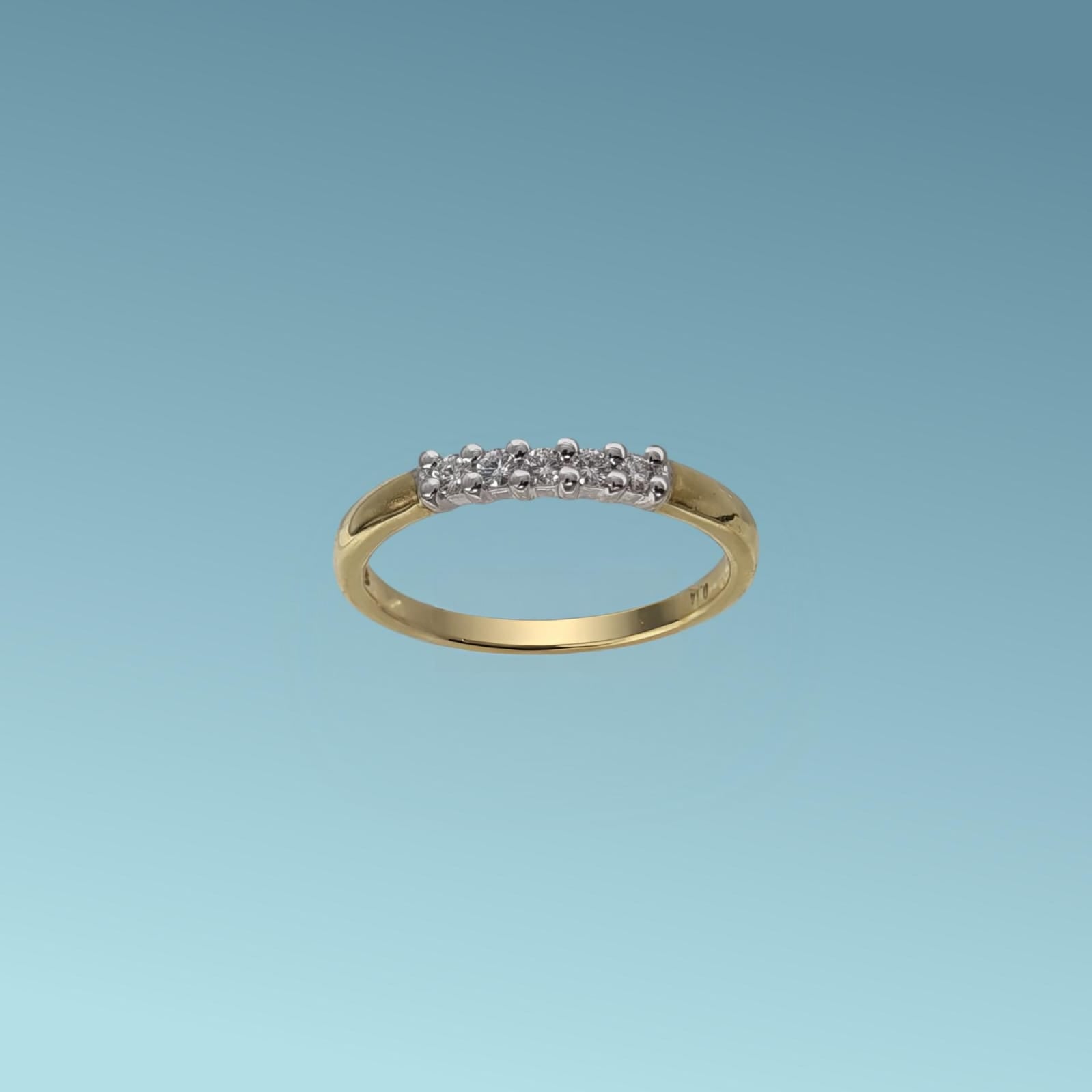Anello veretta in oro giallo e bianco 18kt di Meteore Gioielli con 5 Diamanti naturali taglio brillante. Questo anello simboleggia l'amore eterno e la fedeltà.