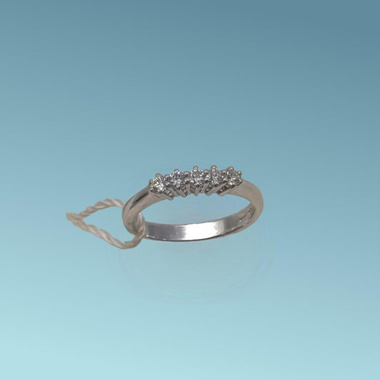 Anello veretta in oro bianco 18kt di Meteore Gioielli con 5 Diamanti naturali taglio brillante. La veretta, è un simbolo di amore eterno