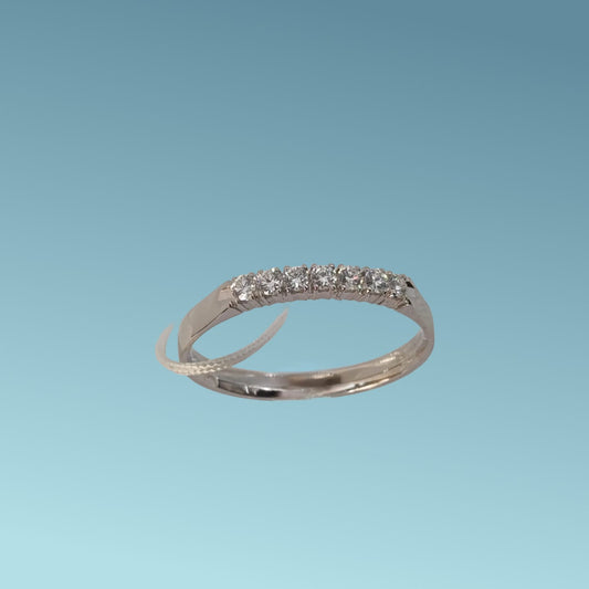 Anello veretta in oro bianco 18kt di Mirco visconti con 7 Diamanti naturali taglio brillante. La veretta è la celebrazione dell'amore