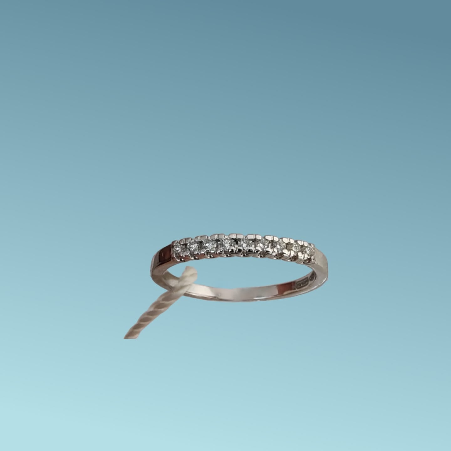 Anello veretta in oro bianco 18kt di Meteore Gioielli con 9 Diamanti naturali taglio brillante