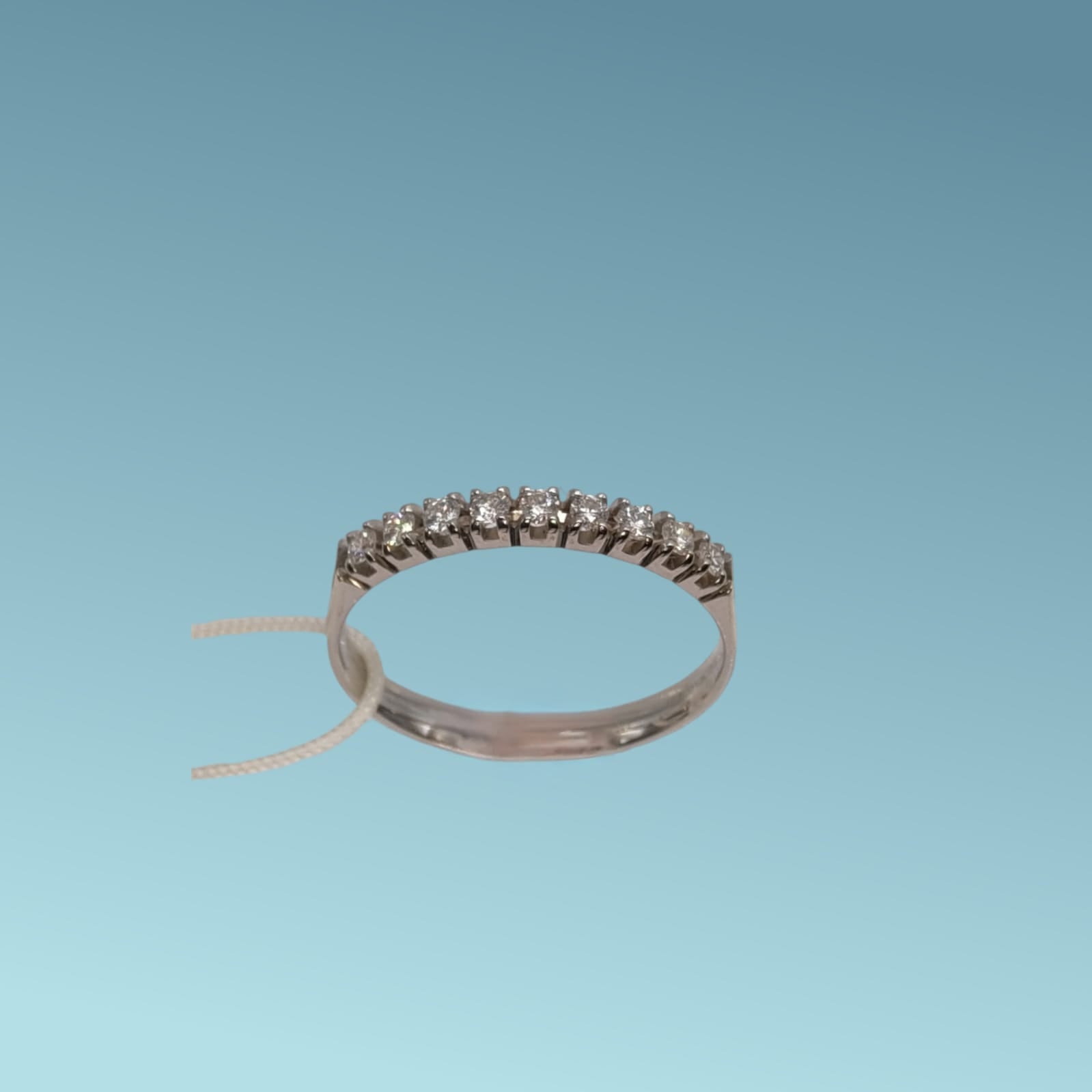 Anello veretta in oro bianco 18kt di Mirco Visconti con 9 Diamanti naturali taglio brillante. Questo anello è perfetto sia come simbolo di amore eterno.