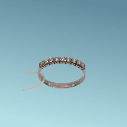Anello veretta in oro bianco 18kt di Mirco Visconti con 9 Diamanti naturali taglio brillante. Questo anello è perfetto sia come simbolo di amore eterno.