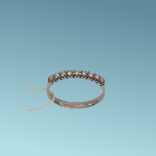 Anello veretta in oro bianco 18kt di Mirco Visconti con 9 Diamanti naturali taglio brillante. Questo anello è perfetto sia come simbolo di amore eterno.