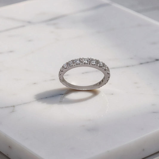 Anello veretta in oro bianco 18kt di Mirco Visconti con 15 Diamanti naturali taglio brillante a scalare che ricoprono 3/4 di superfice della montatura dell'anello. 