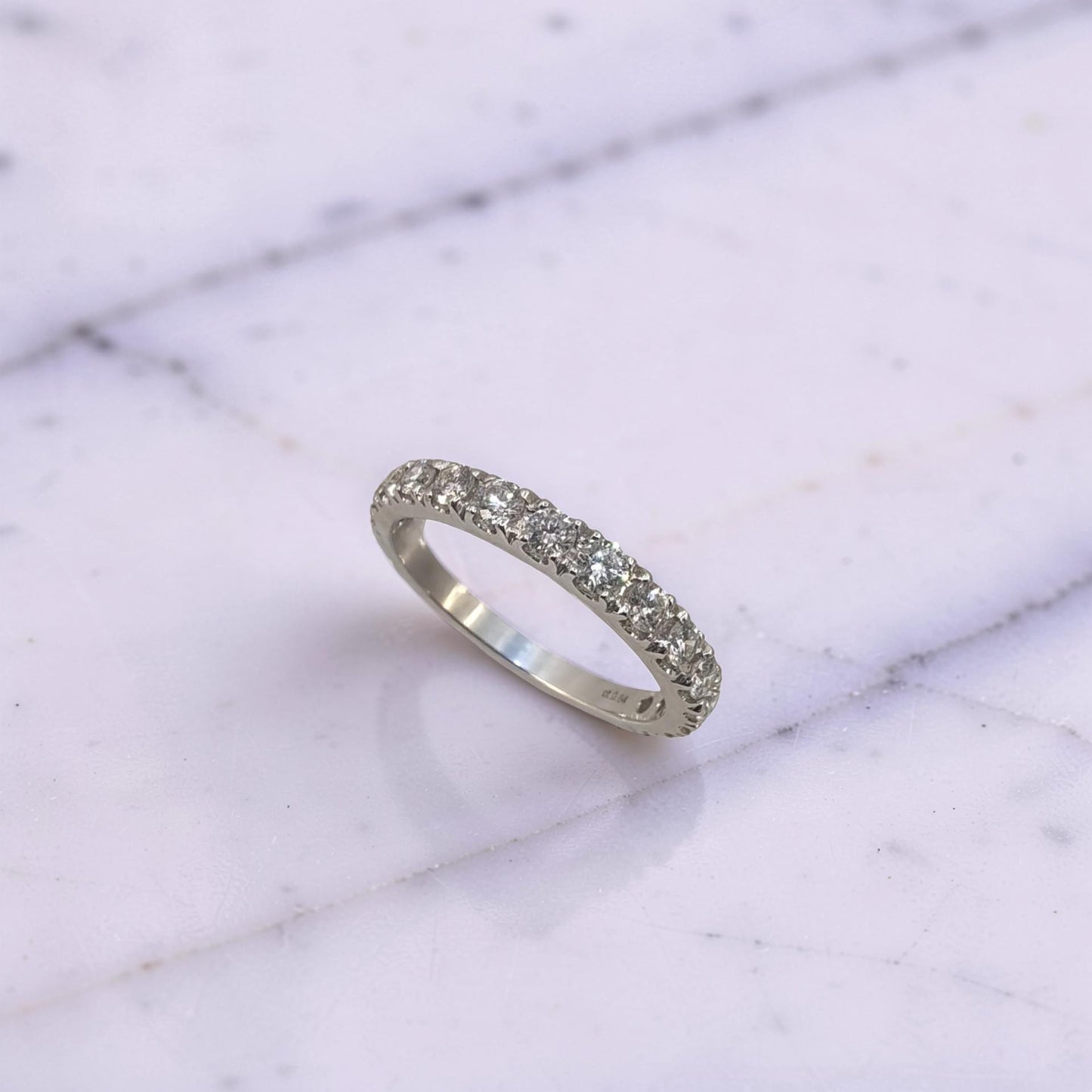 elegante anello veretta di mirco visconti perfetto per rehalo di fidanzamento in oro 18kt con diamanti a scalare 0.64 carati