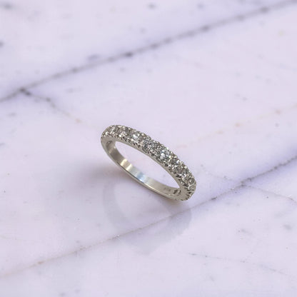 Elegante anello veretta di Mirco Visconti perfetto per rehalo di fidanzamento in oro 18Kt con diamanti a scalare 0.64 carati