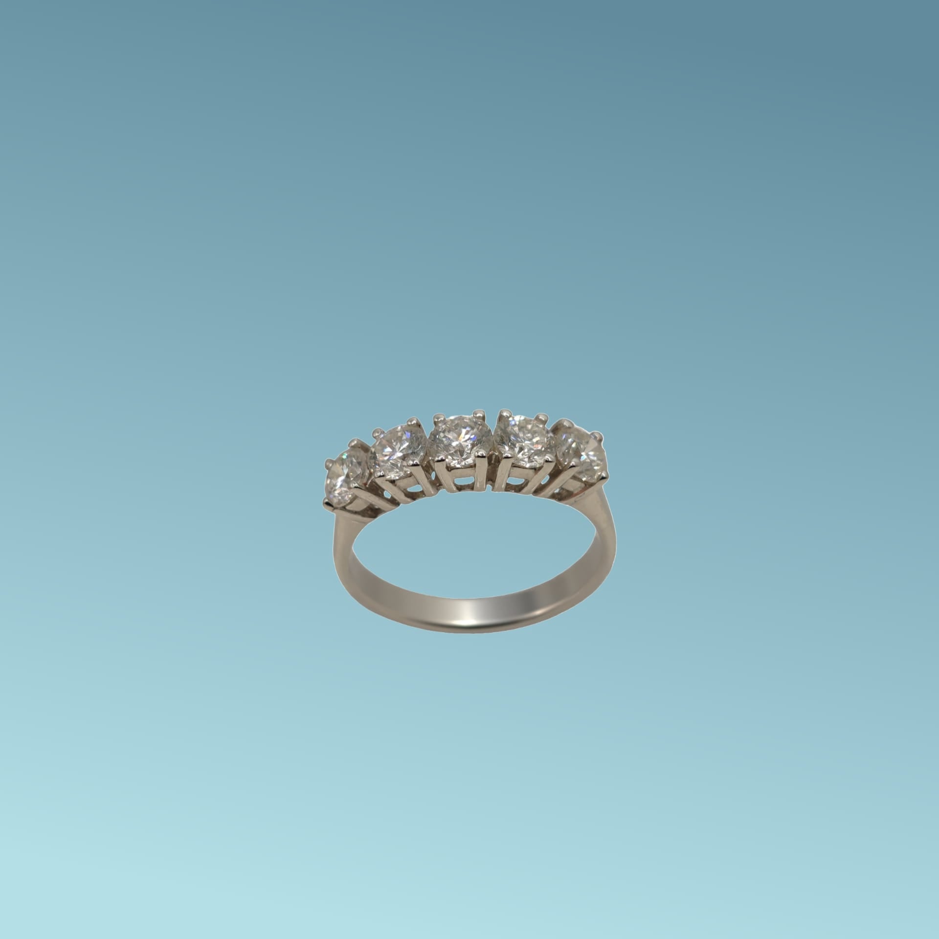 Anello veretta in oro bianco 18kt di Meteore Gioielli con 5 diamanti naturali taglio brillante per un totale di 1.53ct. 