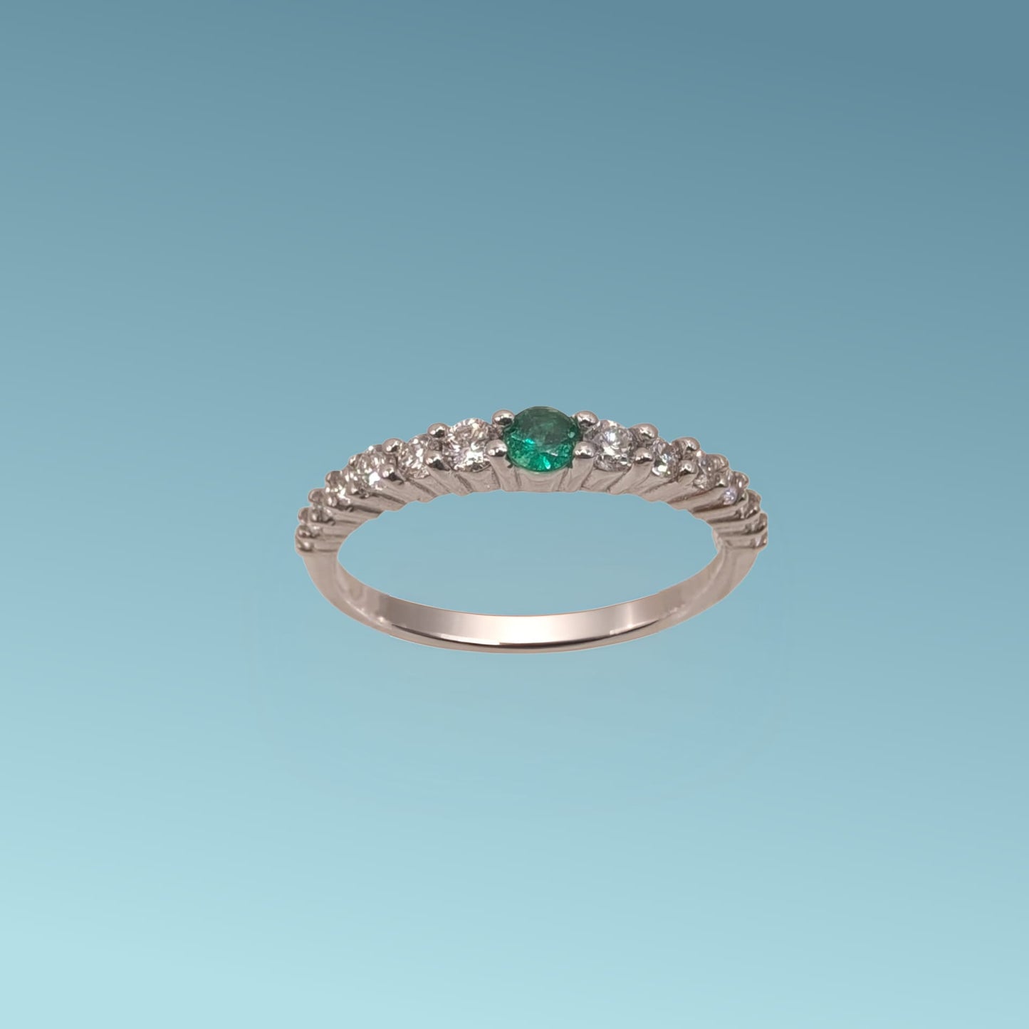 anello veretta in oro bianco 18kt di meteore gioielli con smeraldo centrale e diamanti naturali taglio brillante ai lati su 3/4 del gambo di 0.37ct 