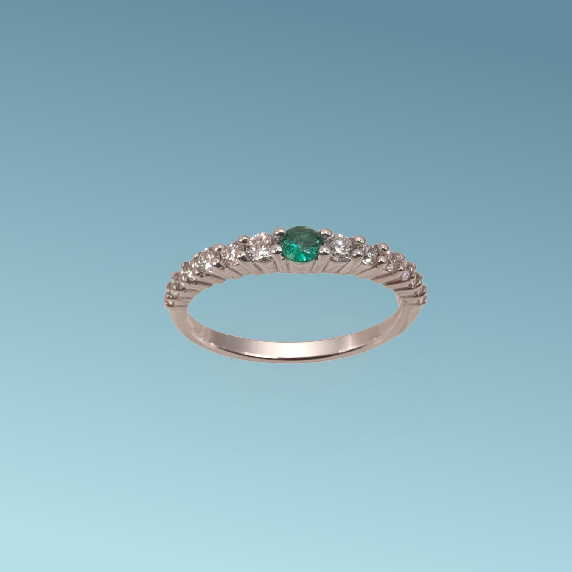anello veretta in oro bianco 18kt di Meteore Gioielli con smeraldo centrale e diamanti naturali taglio brillante ai lati su 3/4 del gambo di 0.37ct 