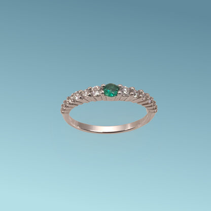 anello veretta in oro bianco 18kt di Meteore Gioielli con smeraldo centrale e diamanti naturali taglio brillante ai lati su 3/4 del gambo di 0.37ct 