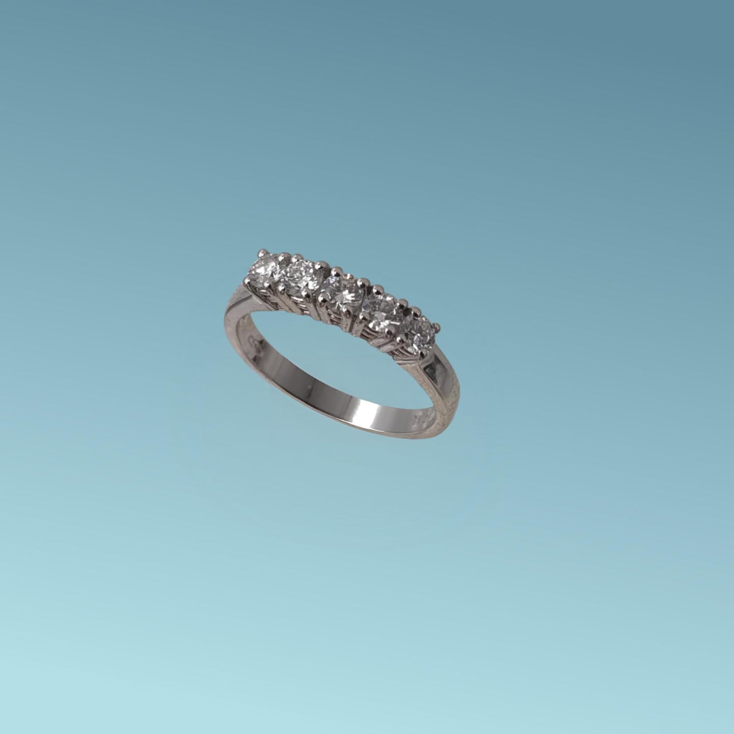 anello veretta in oro bianco 18kt di meteore gioielli con diamanti di laboratorio "lab grown" per un totale di 0.58 ct d/vs. 