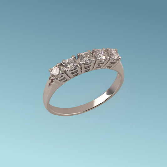 Anello veretta in oro bianco 18kt di Meteore Gioielli con 5 Diamanti naturali taglio brillante per un totale di 0.49ct.