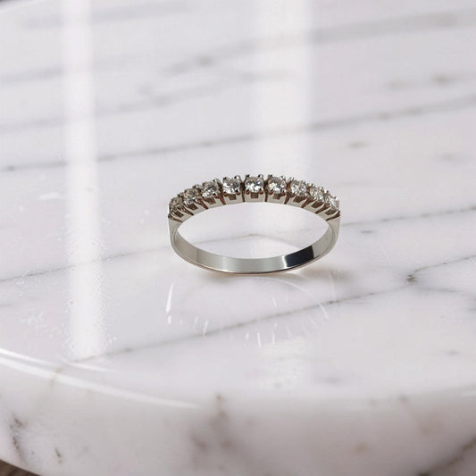 Elegante anello tipo veretta con 9 Diamanti  0.18 carati di Mirco Visconti