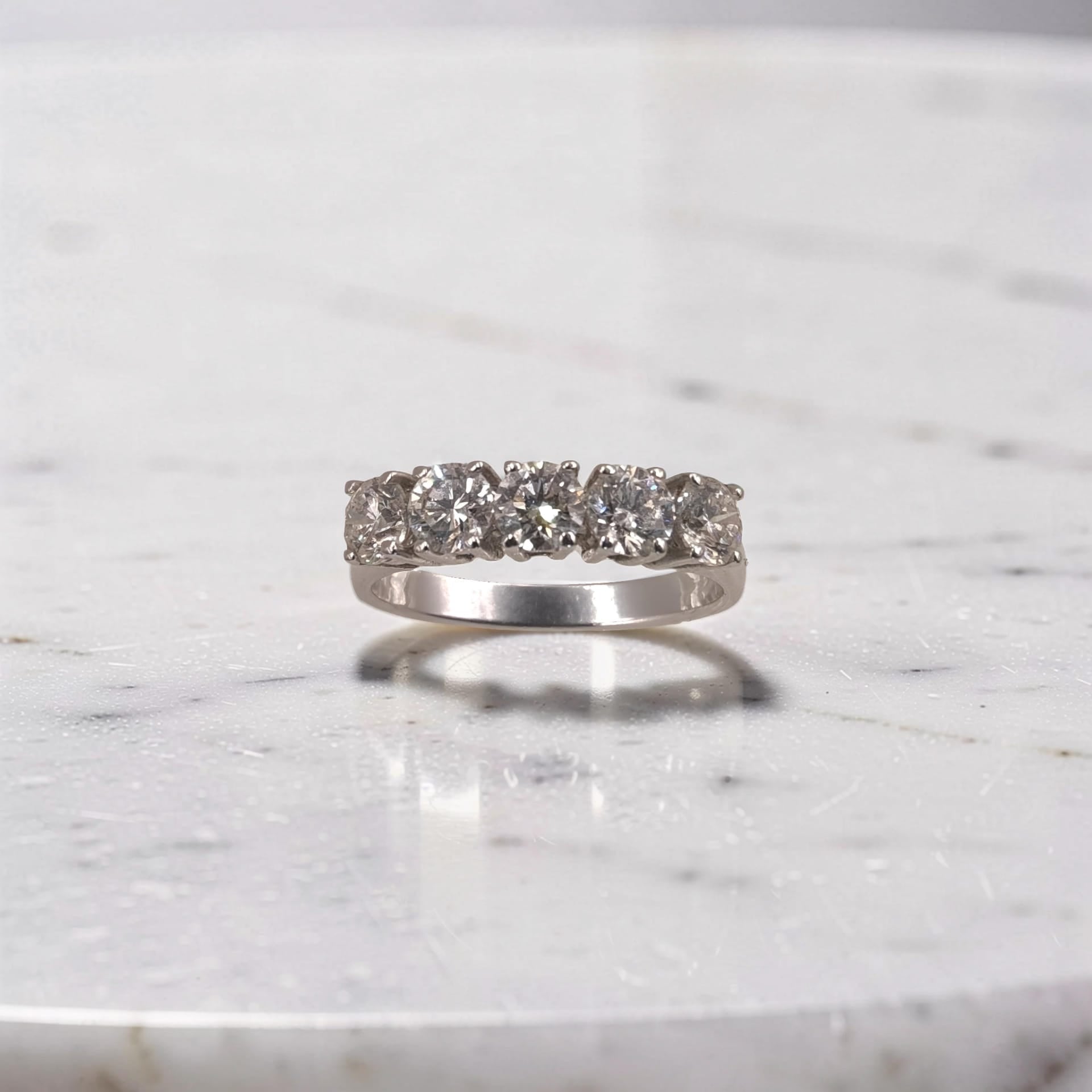 Anello veretta in oro bianco 18kt di Meteore Gioielli con 5 diamanti naturali taglio brillante per un totale di 1.53ct. 
