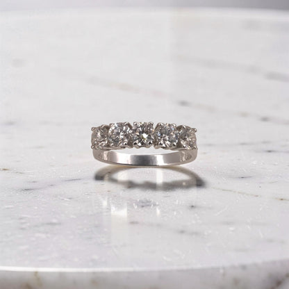 Anello veretta in oro bianco 18kt di Meteore Gioielli con 5 diamanti naturali taglio brillante per un totale di 1.53ct. 