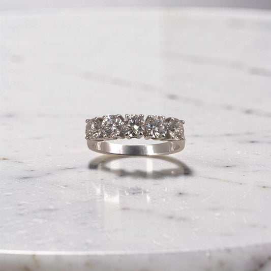 Anello veretta in oro bianco 18kt di Meteore Gioielli con 5 diamanti naturali taglio brillante per un totale di 1.53ct. 