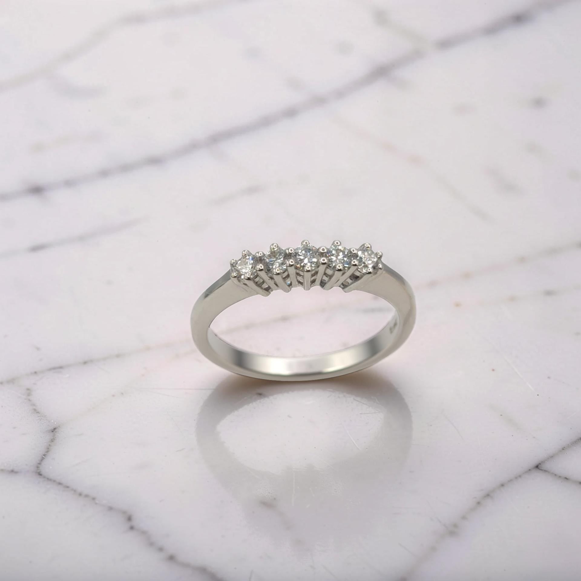 Elegante Anello veretta in oro bianco 18kt di Meteore Gioielli con 5 Diamanti naturali taglio brillante. Idea regalo fidanzamento